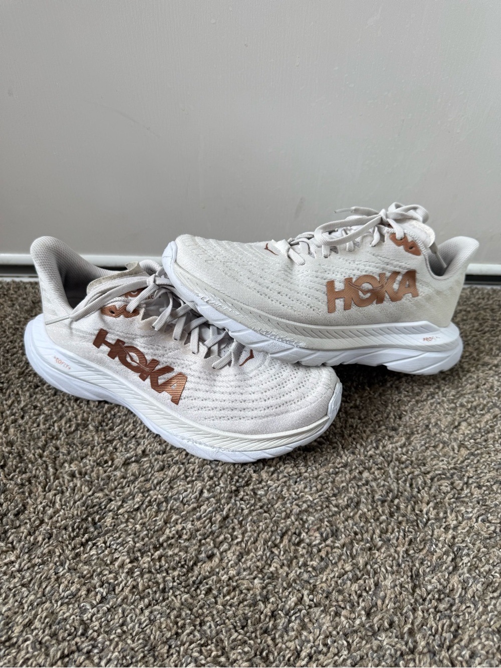 Hoka mach 5 size 8B Women's Cream and Tan Road-Running Sneakers